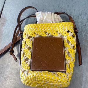 Woven yellow and cream bucket bag brown leather drawstring 🌞